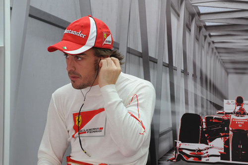 Alonso se espera sentado en su box