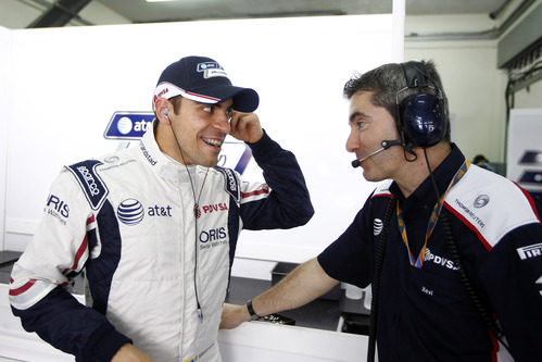 Maldonado sonríe en el box junto a Xevi Pujolar