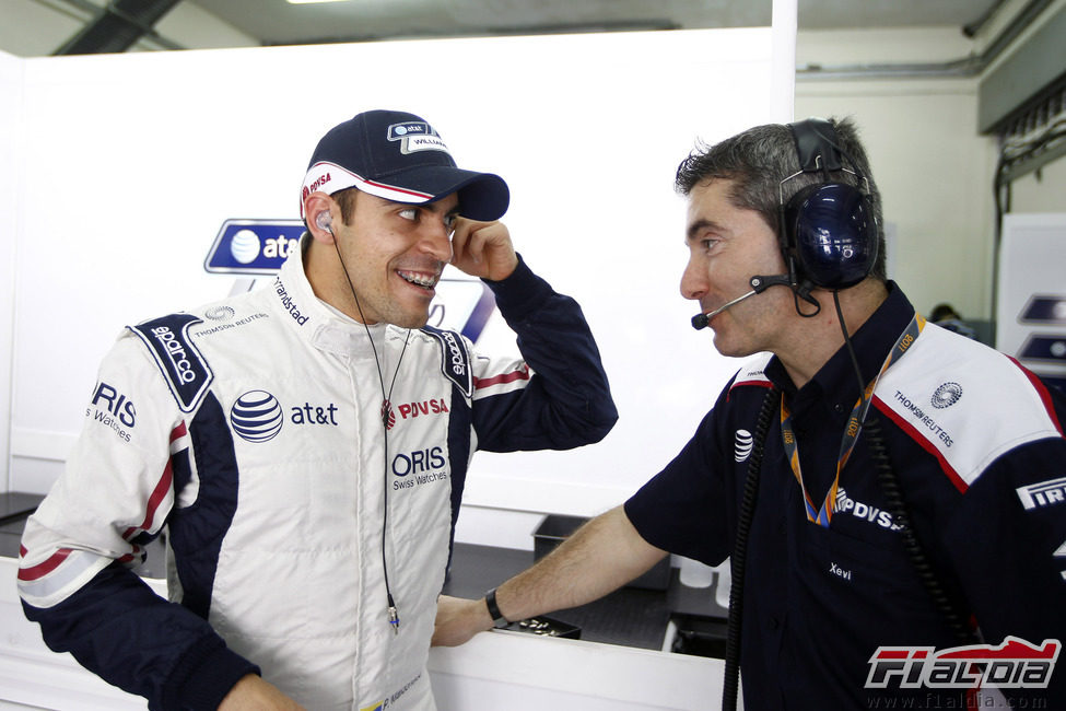 Maldonado sonríe en el box junto a Xevi Pujolar