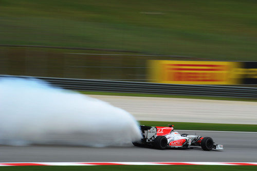 Fumata blanca en el coche de Karthikeyan