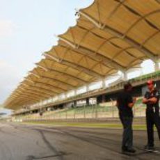 Hamilton y su padre Anthony en la parrilla de Sepang