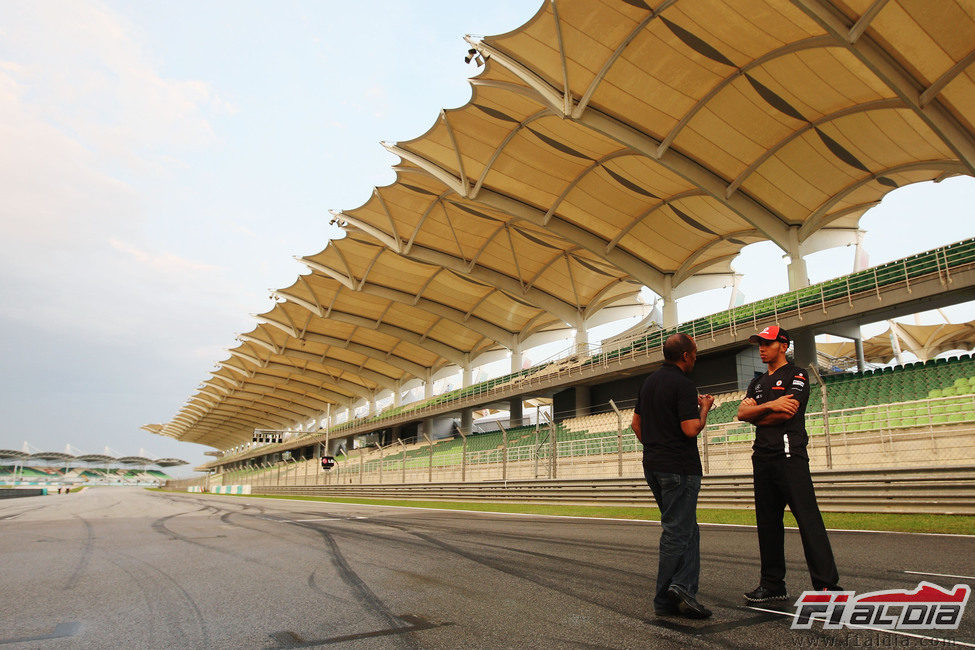 Hamilton y su padre Anthony en la parrilla de Sepang