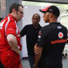 Stefano Domenicali, Hamilton y su padre Anthony hablan al final de la jornada