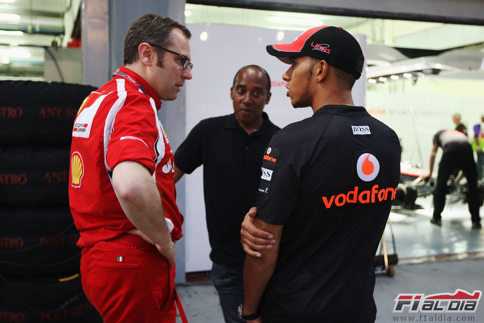 Stefano Domenicali, Hamilton y su padre Anthony hablan al final de la jornada