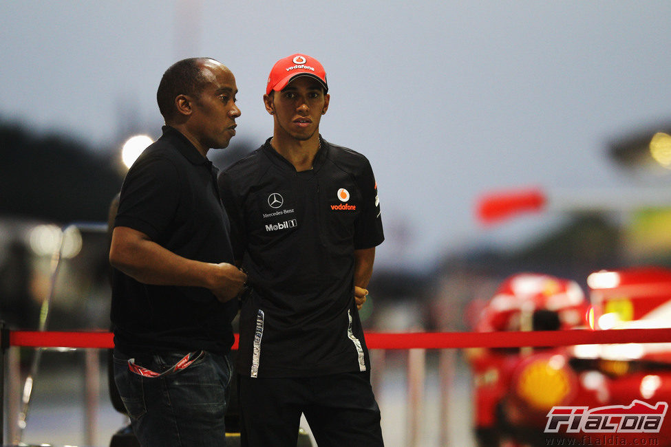 Anthony Hamilton y su hijo Lewis en el 'pit-lane' de Sepang