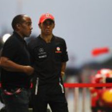 Anthony Hamilton y su hijo Lewis en el 'pit-lane' de Sepang