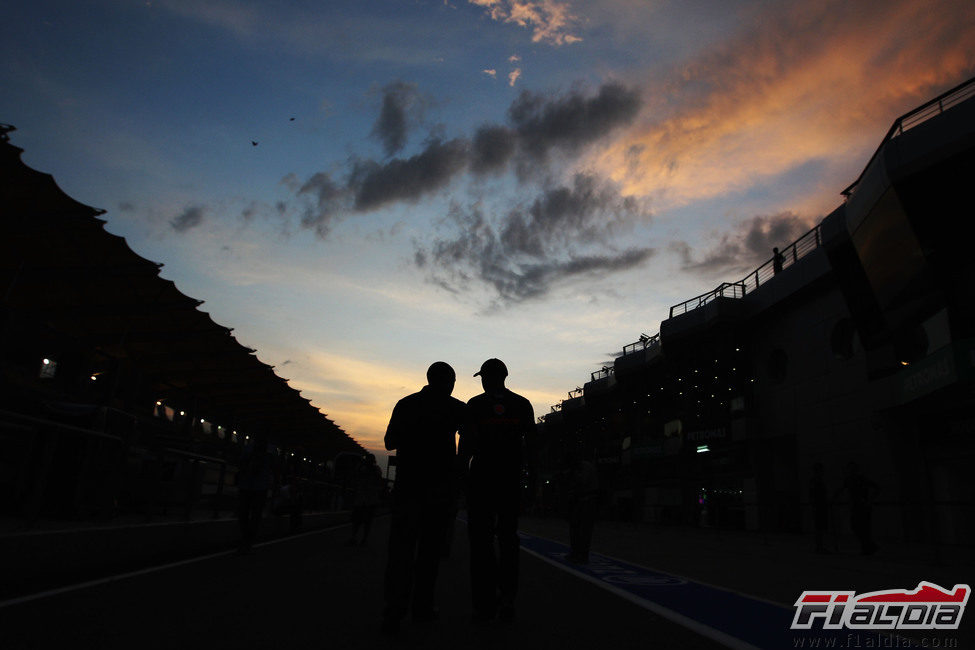 Cae la noche en Sepang