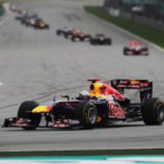 Sebastian Vettel a mucha distancia ya de Hamilton en Malasia 2011