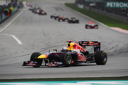 Sebastian Vettel a mucha distancia ya de Hamilton en Malasia 2011