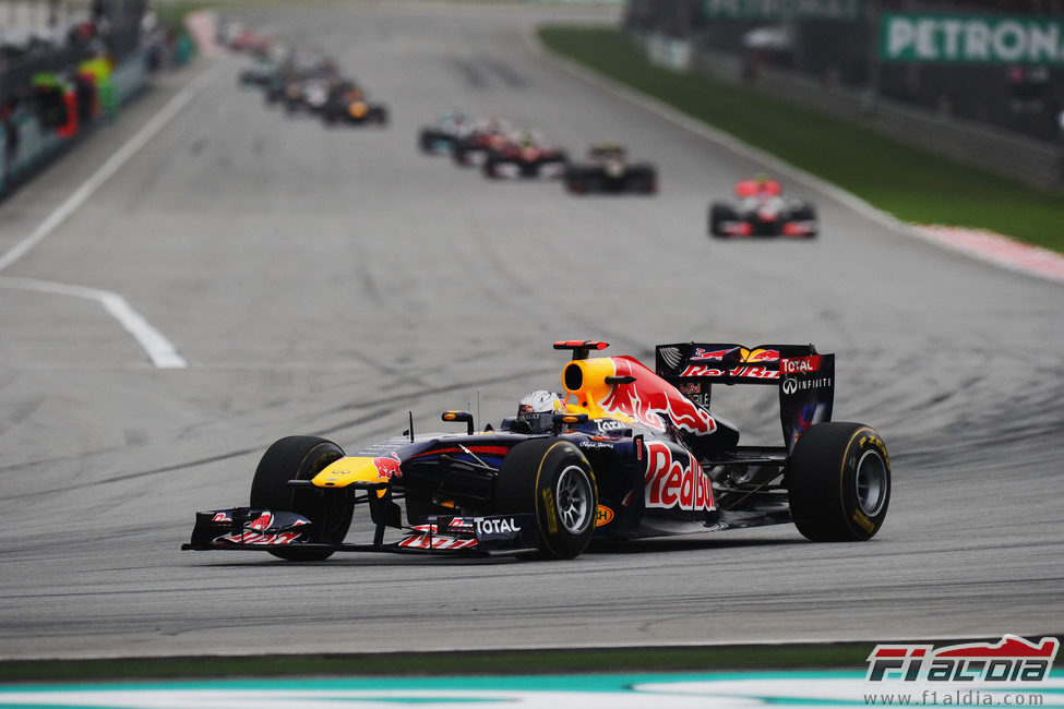 Sebastian Vettel a mucha distancia ya de Hamilton en Malasia 2011