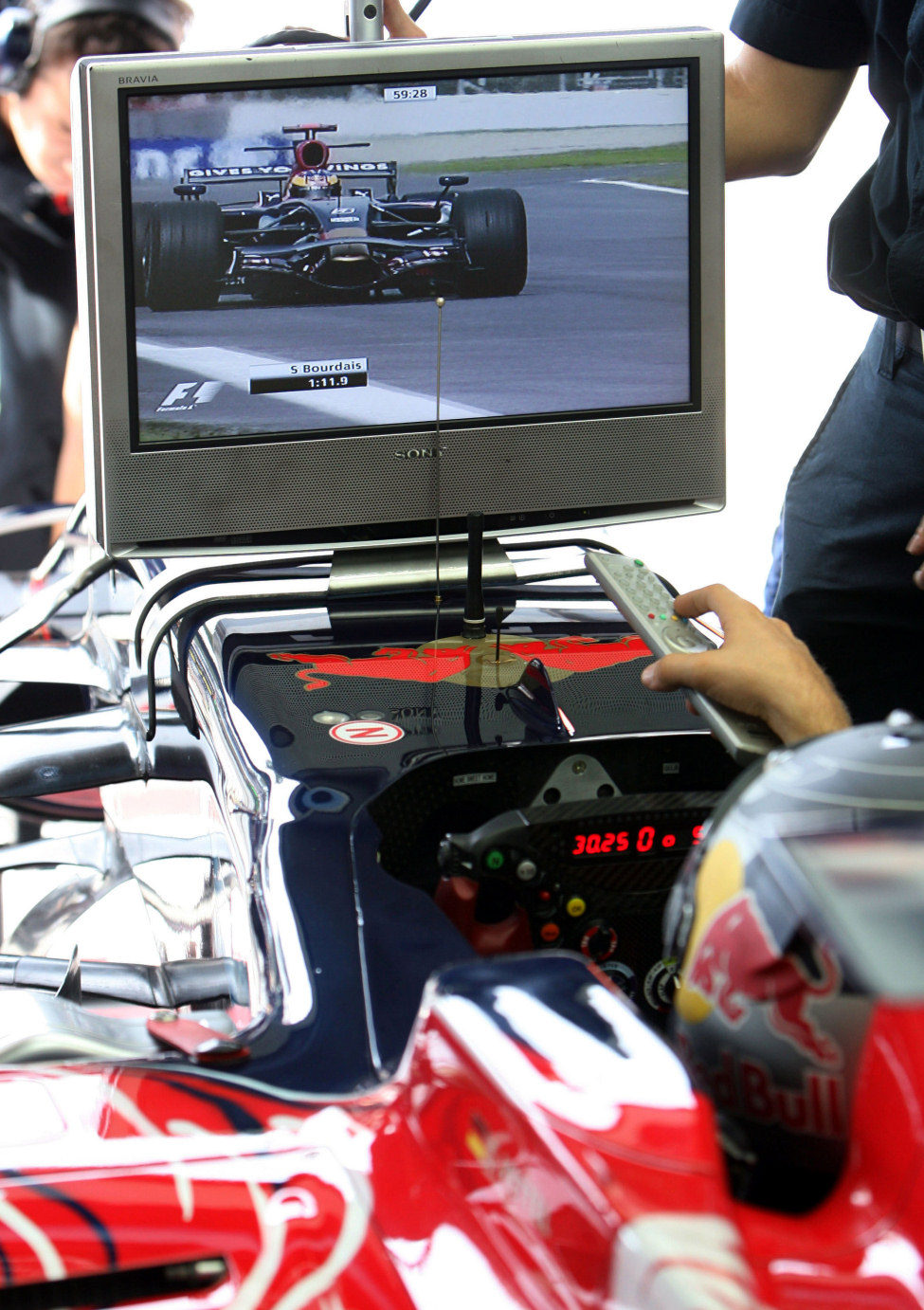 Vettel atento a los monitores