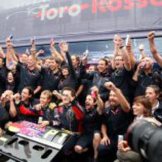 El equipo Toro Rosso celebra 