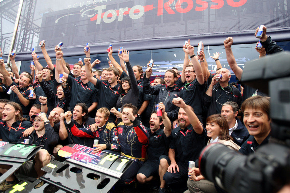 El equipo Toro Rosso celebra 