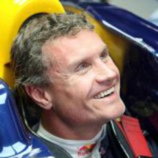 Coulthard animado con sus ingenieros