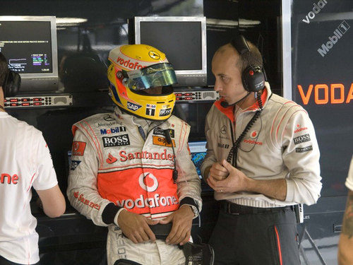 Hamilton junto al muro de McLaren