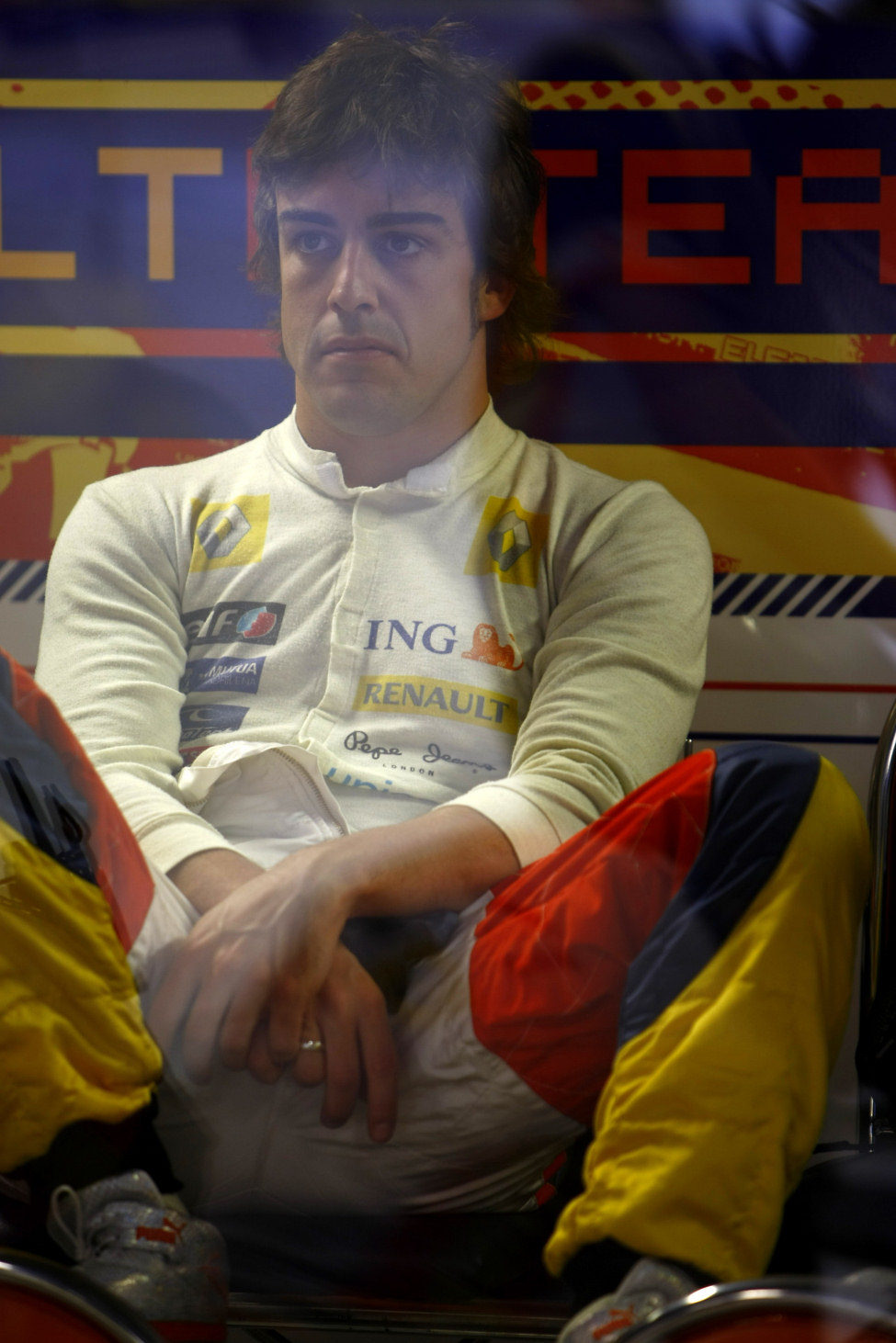Alonso espera en su box
