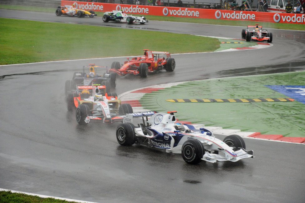 Heidfeld seguido de varios coches