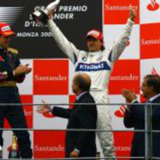 Kubica con el trofeo de Monza