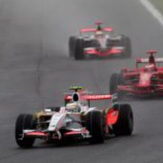 Fisichella delante de Raikkonen y Hamilton