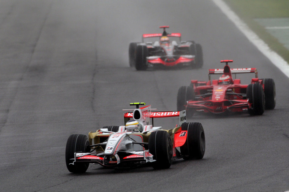 Fisichella delante de Raikkonen y Hamilton