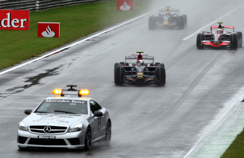 Vettel lidera el grupo detrás del safety car