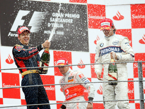 Vettel celebra su victoria con champán