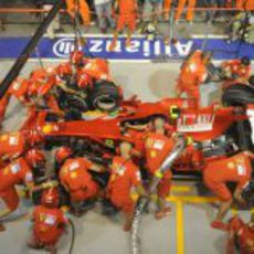 El equipo Ferrari simula un respostaje