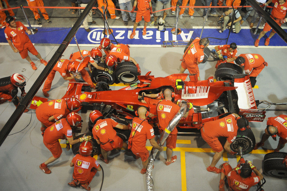 El equipo Ferrari simula un respostaje