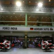 El equipo Force India se instala en su box