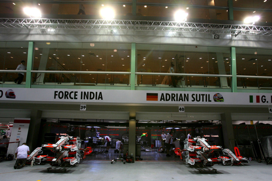 El equipo Force India se instala en su box