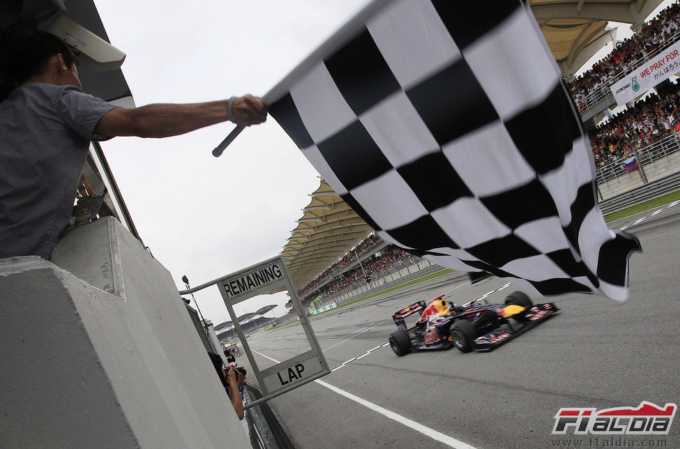 Bandera a cuadros para Vettel en el GP de Malasia 2011