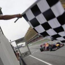 Bandera a cuadros para Vettel en el GP de Malasia 2011