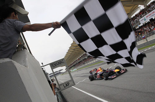 Bandera a cuadros para Vettel en el GP de Malasia 2011