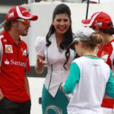 Alonso y Massa hablan con una 'pitbabe' de Malasia 2011