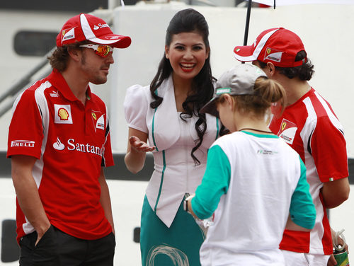 Alonso y Massa hablan con una 'pitbabe' de Malasia 2011