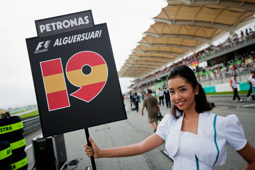 La 'pitbabe' de Jaime Alguersuari en el GP de Malasia 2011