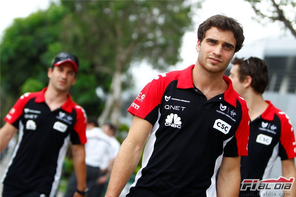 Los pilotos de Virgin pasean por el paddock