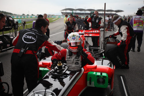 Timo Glock llega a la parrilla de Sepang