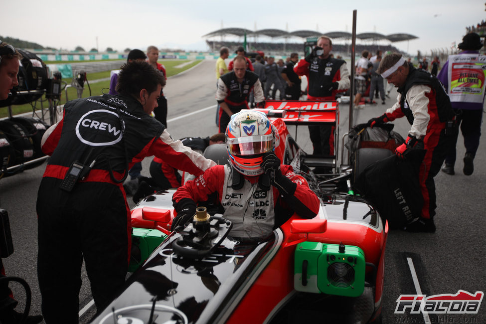 Timo Glock llega a la parrilla de Sepang