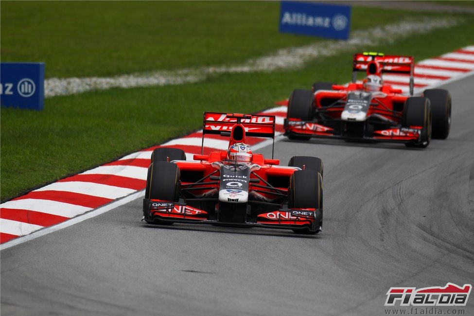 Los dos Virgin durante la carrera del GP de Malasia