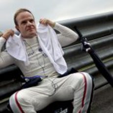 Rubens Barrichello se refresca antes de la carrera