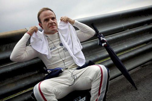 Rubens Barrichello se refresca antes de la carrera