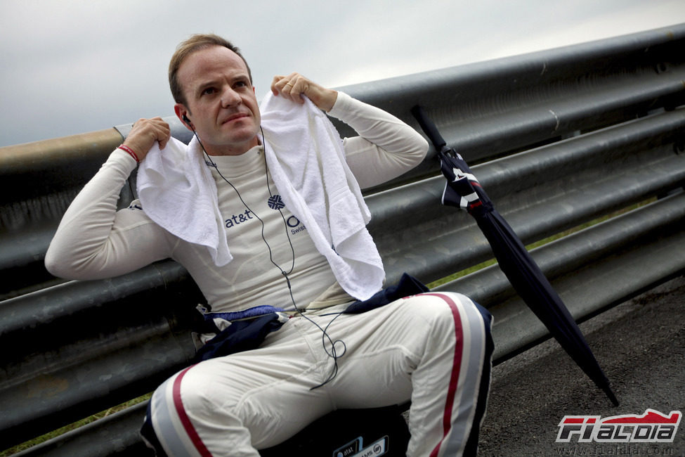 Rubens Barrichello se refresca antes de la carrera