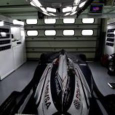 Un Williams FW33 en el garaje del equipo