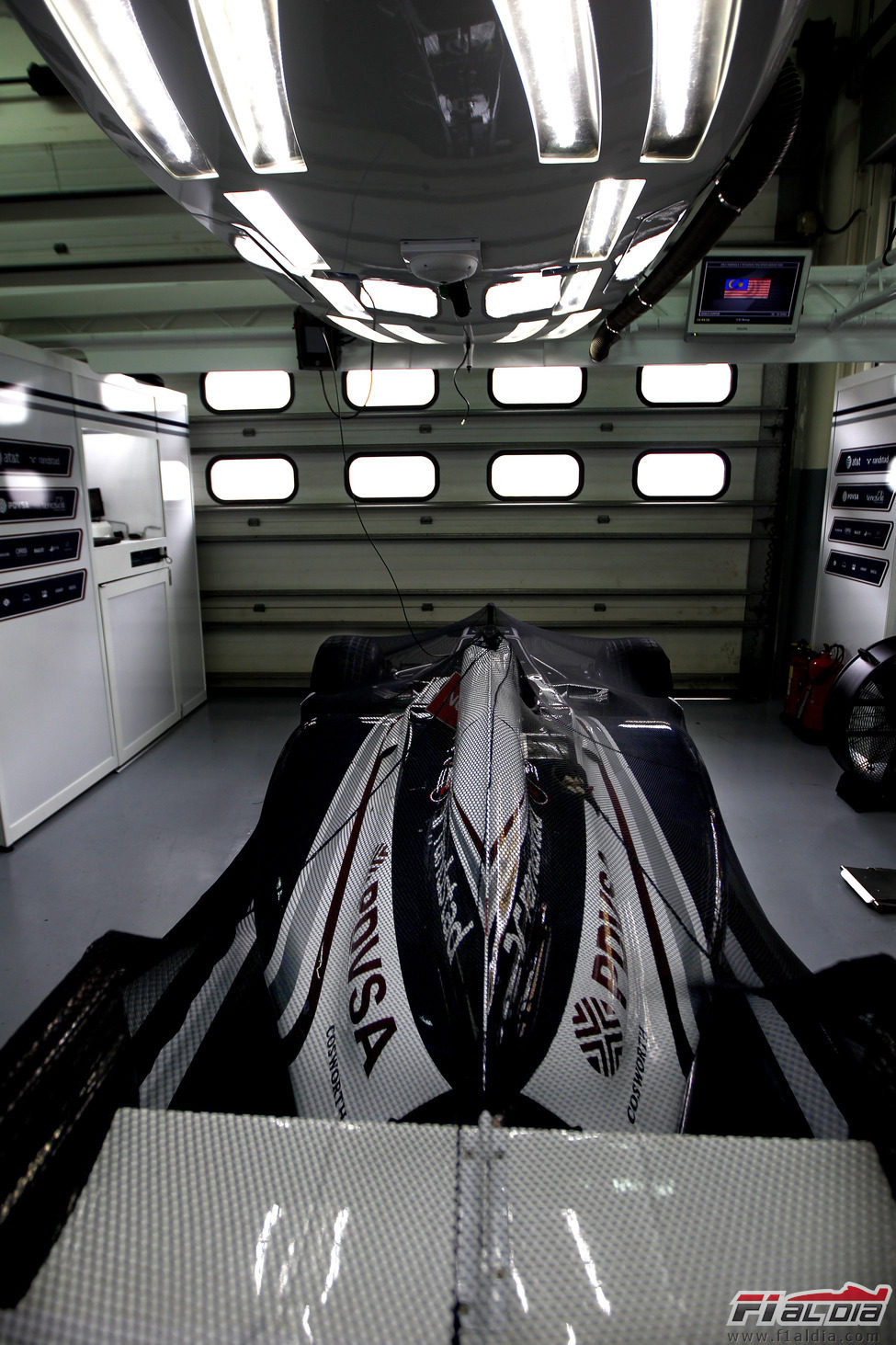 Un Williams FW33 en el garaje del equipo