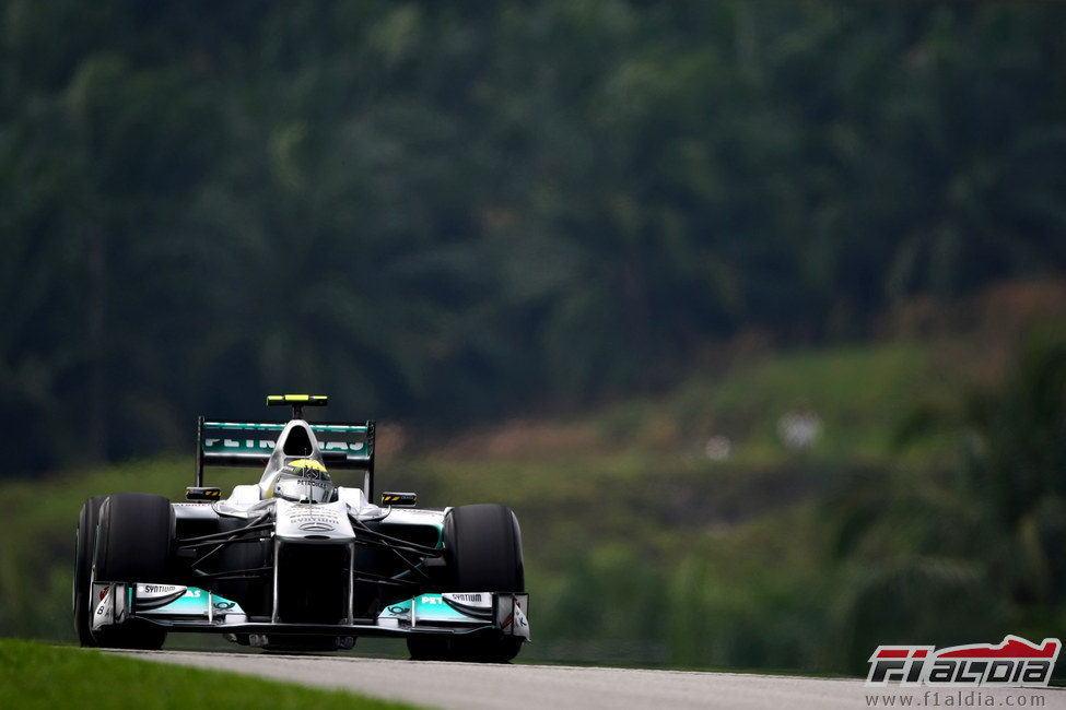 Nico Rosberg pilota su W02 en Malasia