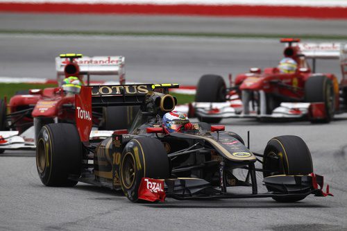 Petrov por delante de los dos Ferrari