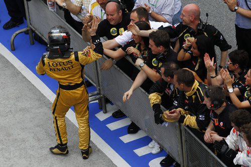 Los miembros del equipo felicitan a Nick por su podio