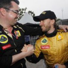 Eric Boullier felicita a un feliz Nick Heidfeld