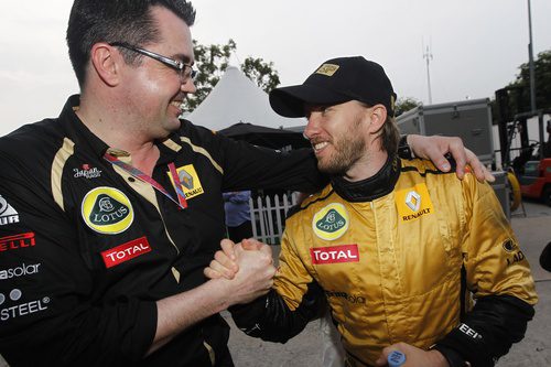 Eric Boullier felicita a un feliz Nick Heidfeld